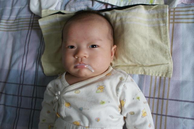 寶寶吐奶， 出了拍嗝，這些“動作”也很重要