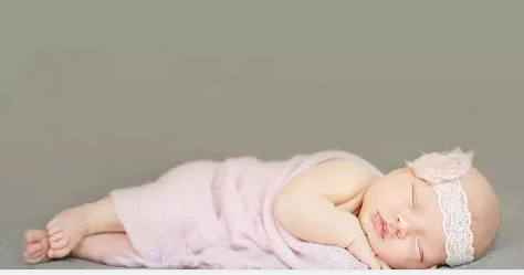 三個(gè)小妙招，巧對(duì)寶寶睡覺“黑白顛倒”