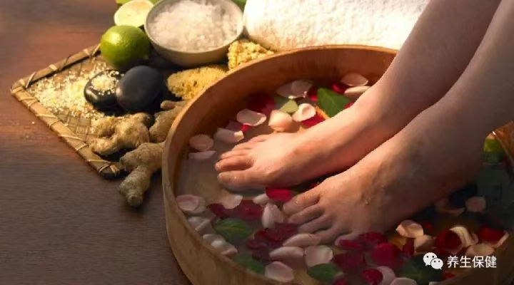 泡腳的時(shí)候加點(diǎn)它，三天逼出體內(nèi)濕氣!