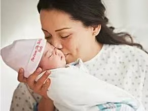 母乳喂養(yǎng)|2大方法讓寶寶順利吃上第一口奶！