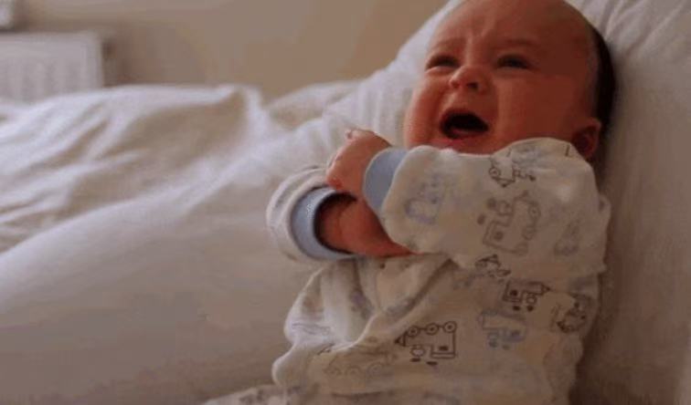 月嫂暖心提醒：這4個(gè)常見(jiàn)動(dòng)作，可能悄悄傷害寶寶的聽(tīng)力，第一個(gè)不少新手爸媽還在做！