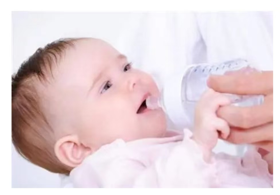  新生兒究竟要不要喝水？